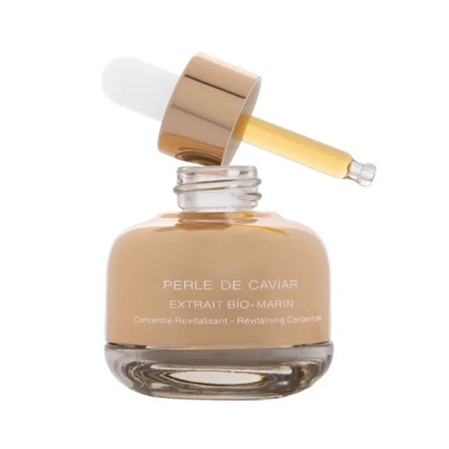 Suero concentrado revitalizante con extracto biomarino Perle de Caviar de Ingrid Millet en un elegante empaque, ideal para rutinas de cuidado de la piel y tratamientos faciales de alta gama.
