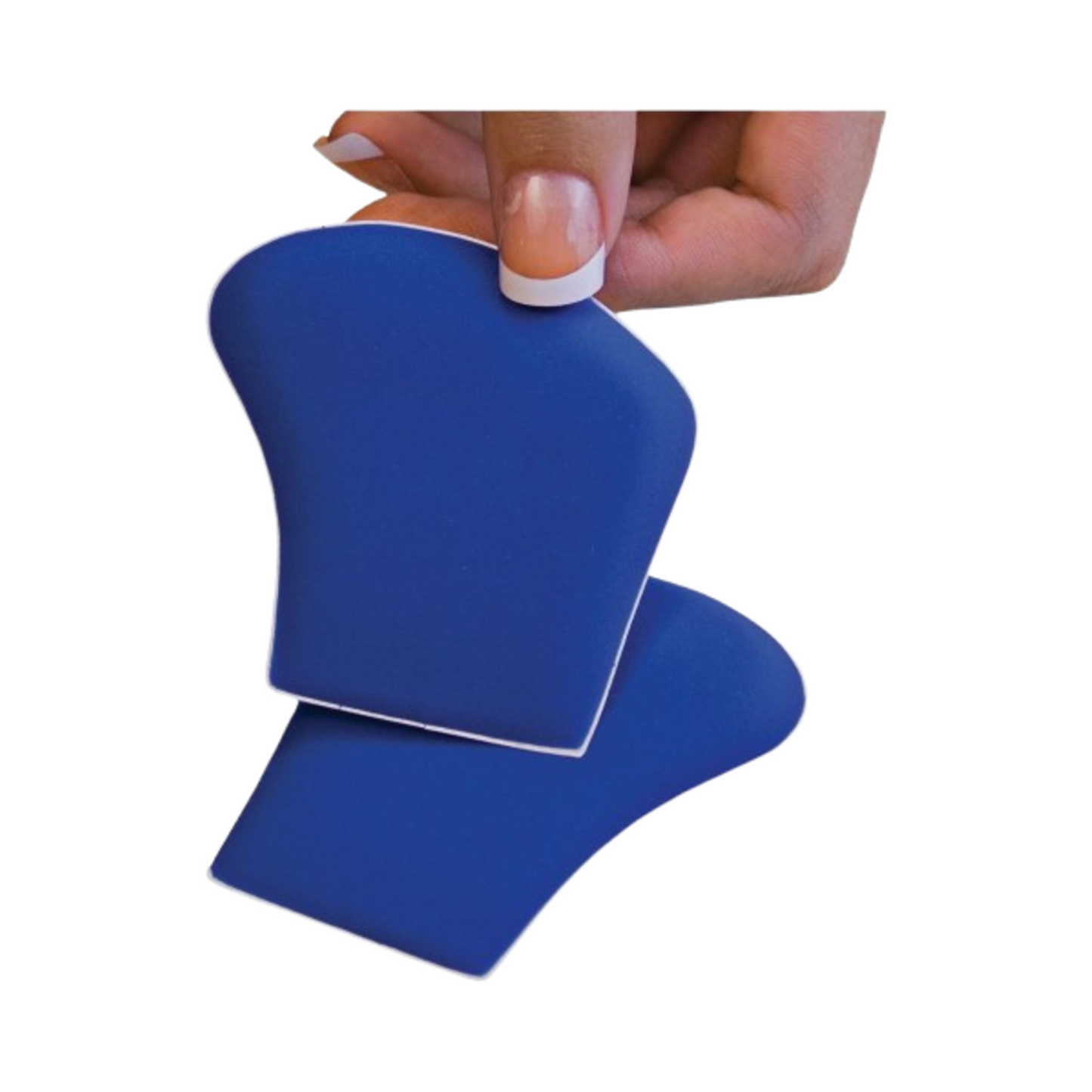 手に持っている青い Pedifix PolyPads 中足骨バーは、足の指の付け根の痛みを和らげ、毎日の足の健康をサポートするためのパーソナルケアに使用されます。