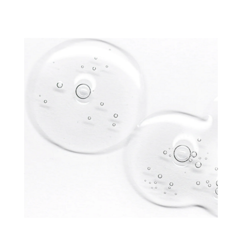 Détail de texture de Swiss Line Pore-reducing Water - Tonique rafraîchissant avec des bulles d'air visibles, illustrant sa formule rafraîchissante et purifiante.