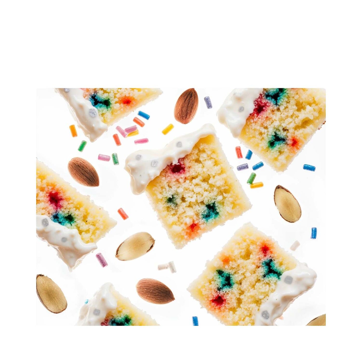 Värikkäät kakkuviipaleet, joissa on sprinklejä ja manteleita