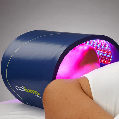 يتم تطبيق لوحة العلاج Celluma Pro LED على منطقة الظهر، مما يوضح العلاج بدون استخدام اليدين لتخفيف الألم وتجديد شباب الجلد. حل مضاد للشيخوخة من فئة السبا.