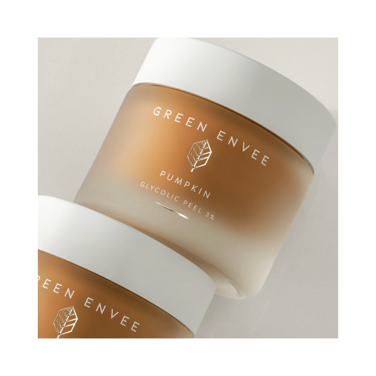 Radharc ón mbarr anuas ar prócaí 3% Peel Glycolic Pumpkin Green Envee, ag cur béime ar chomhábhair nádúrtha agus airíonna athnuachana craiceann.