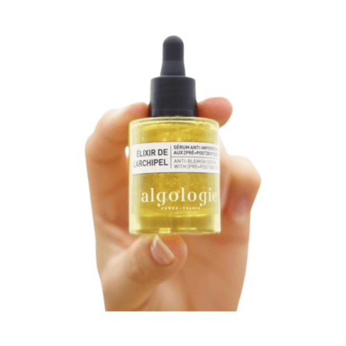 Close do Algologie Purifying Serum, 30ml na mão, destacando seu design leve e ingredientes de cuidado da pele que combatem manchas.