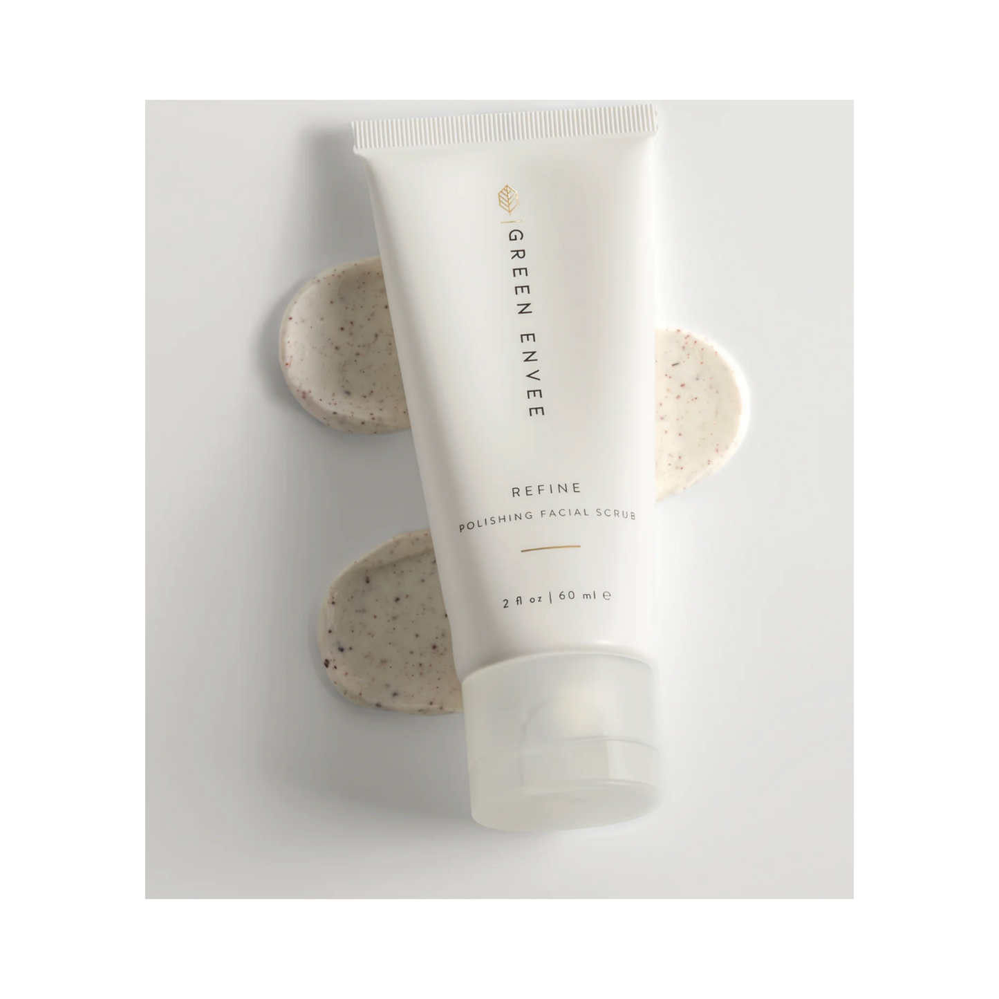 يتم وضع أنبوب مقشر الوجه Green Envee Polishing Scrub على عينات من المنتج، ليُظهر ملمسه وتركيبته التي تنعم البشرة.