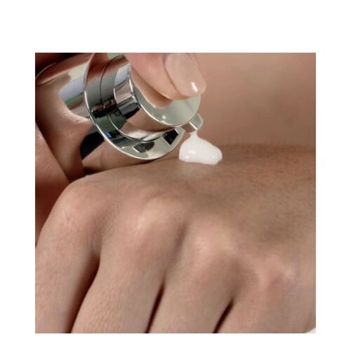 מריחת סרום Intraceuticals Rejuvenate ביד, מדגימה עקביות חלקה. מכוון לאדמומיות העור ומקדם זוהר צעיר.