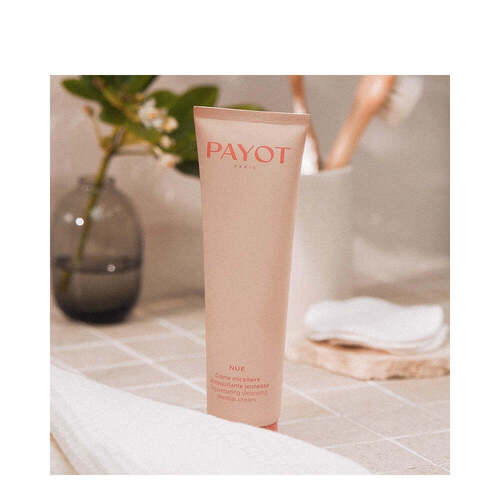 Payot Rejuvenating Cleansing Cream はタイル張りのカウンターにスキンケア アクセサリーとともに置かれており、メイク落としや毎日のフェイスケアに最適です。