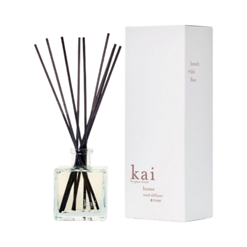 Kai Rose Diffuser - משפר ארומה אלגנטי עם מקלות מפזר שחור ואריזות שיקיות, שנועד לרומם כל חדר בניחוח ורדים יוקרתי.