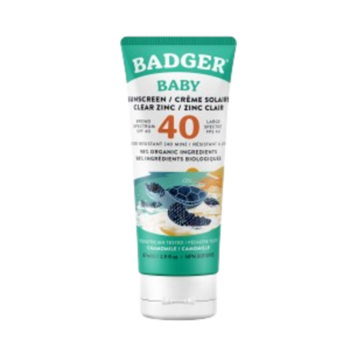 Badger Balms ベビー クリア ジンク サンスクリーン SPF 40 は、ウミガメのイラストが描かれた緑色のチューブに入っています。太陽にさらされている赤ちゃんのための、優しいオーガニックスキンケア。