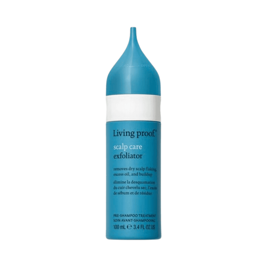 בקבוק פילינג לטיפוח הקרקפת של Living Proof עם קצה מוליך מחודד, אידיאלי להפחתת התקלפות והצטברות בשגרת טיפוח השיער.