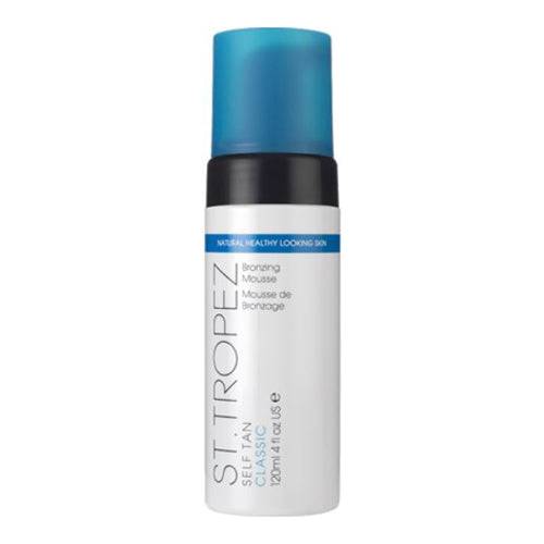 בקבוק St Tropez Self Tan Mousse 120 מ"ל עם פקק כחול, אידיאלי לייבוש מהיר, שיזוף ללא ריח ואפילו דהייה על עור עמום או לא אחיד.