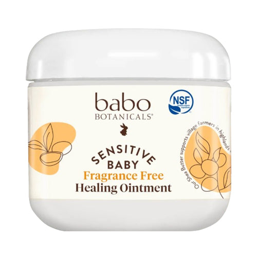 Babo Botanicals センシティブ ベビー ヒーリング 軟膏は白い容器に入っており、NSF 認定を受けており、荒れて炎症を起こした赤ちゃんの肌を落ち着かせるように設計されています。