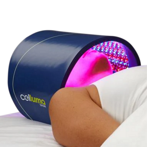 Celluma Skin - LED-lysterapi for akne og aldring fra eSkinCareStore, vist behandlende ansikt med håndfri buet paneldesign for optimale hudpleieresultater.