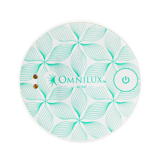 Omnilux Skin Corrector 迷你红光治疗仪,采用花卉图案设计,用于抗衰老护肤治疗。