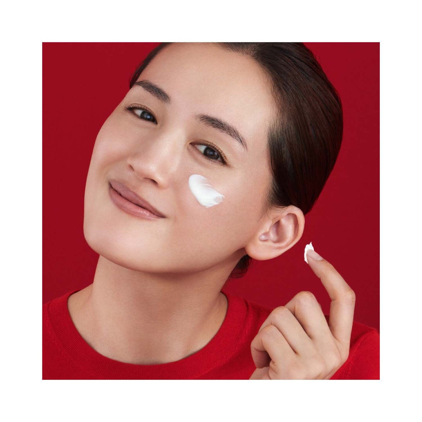 SK-II スキンパワー リニュー エアリー クリームを頬に塗る女性