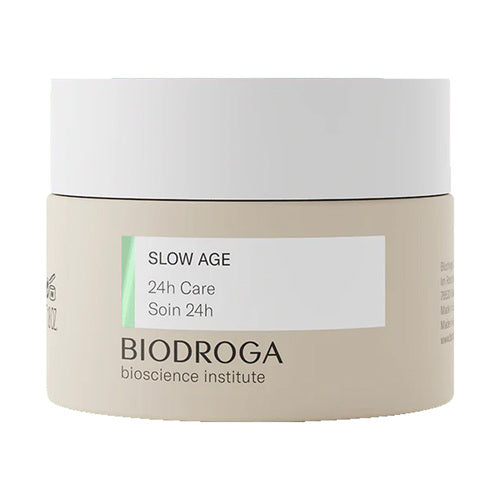 مرطب Biodroga Slow Age 24h Care في حاوية أنيقة، وهو جزء من العناية المتميزة بالبشرة لمكافحة الشيخوخة والترطيب بحمض الستريك.