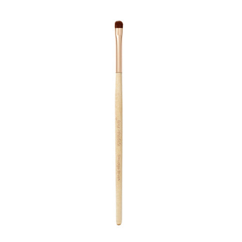 فرشاة Precision Jane Iredale Smudge مصممة لوضع مكياج العيون، وتتميز برأس فرشاة صلب قليلاً ومقبض خشبي مريح.