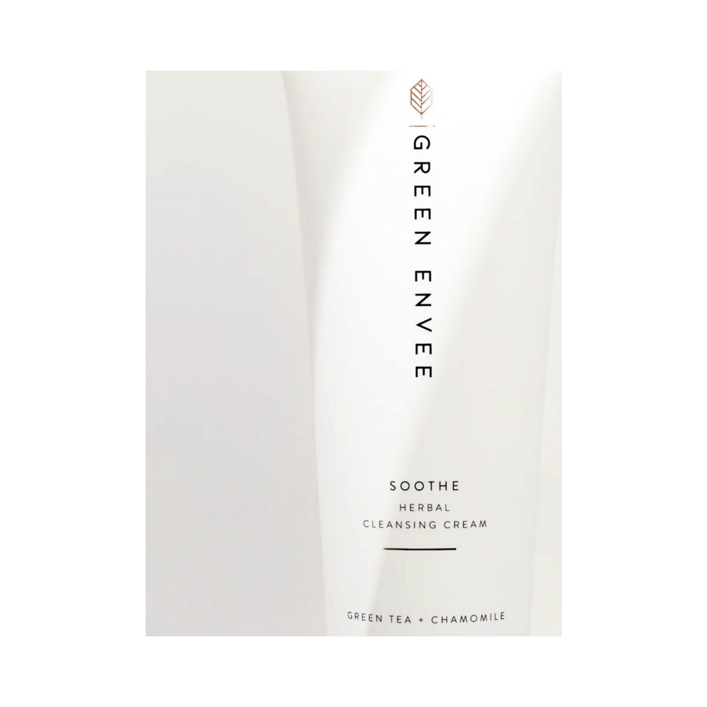 Etikett-Nahaufnahme der Green Envee Soothe Herbal Cleansing Cream mit grünem Tee und Kamille. Sanfter Gesichtsreiniger für empfindliche Hauttypen.