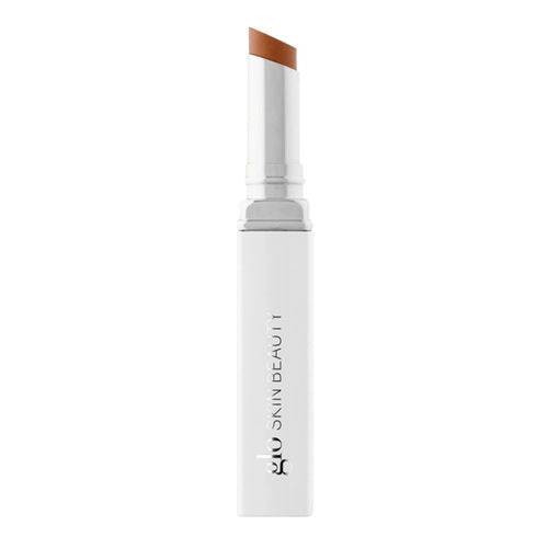 Glo Skin Spot Treat Concealer salisyylihappoa sisältävässä tyylikkäässä valkoisessa, kierrettävässä putkessa, ihanteellinen akneen taipuvan ihon epäpuhtauksien hoitoon ja peittämiseen.