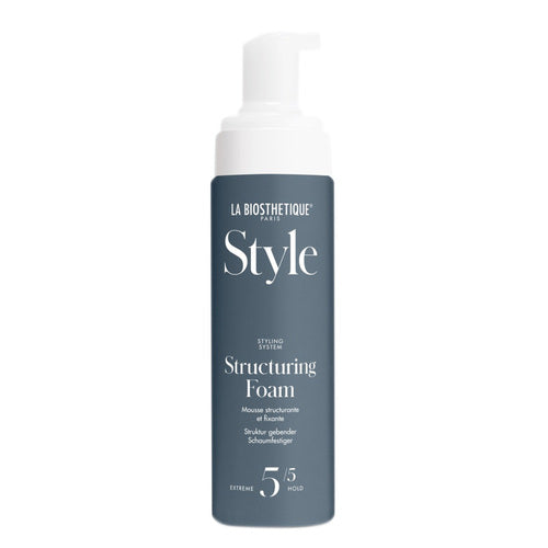 ヘアスタイリング用の La Biosthetique ストラクチャリング フォームは、モダンなグレーのポンプ ボトルに強力なホールド力と栄養を与えるフォーミュラを備え、プロフェッショナルな仕上がりを実現します。