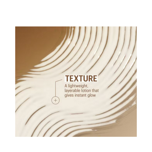 Teksturoitu kosteusemulsio Sunless Tan SPF 50 Daily Self Tanner -tuotteesta, joka korostaa sen pehmeää, sekoittuvaa koostumusta, joka antaa säteilevän, auringon suudelman lookin.