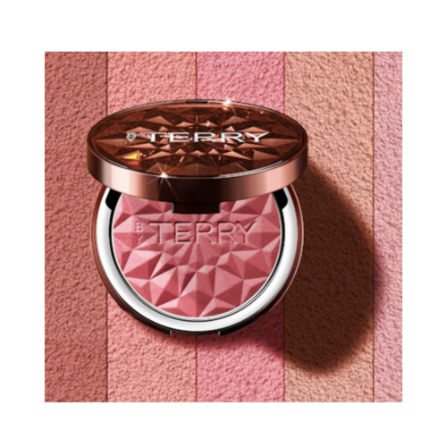 By Terry Tea To Tan Powder Blush 10 ml nella tonalità rosa su sfondo di fard rigato, evidenziandone il colore elegante, compatto e vibrante.