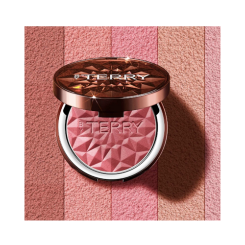 بودرة أحمر الخدود المرطبة من تيري N3 Pink Passion مضغوطة على خلفية متدرجة باللون الوردي، مصممة للحصول على مظهر أحمر خدود مشرق وقابل للتخصيص.