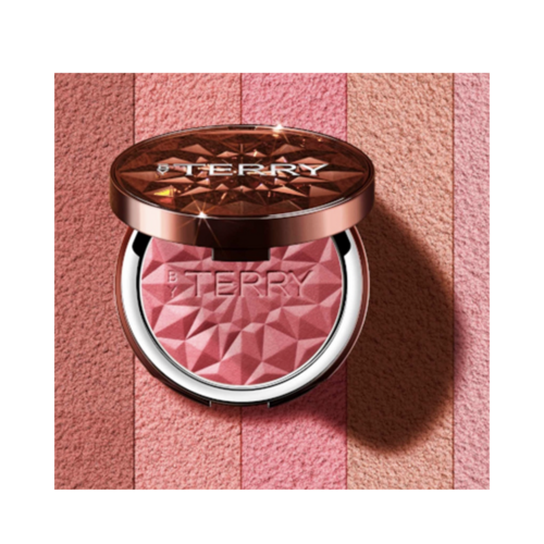Door Terry Powder Blush N6 - Spicy Song compact op een roze gradiëntachtergrond, met een luxueuze verpakking en levendige blush-tint.