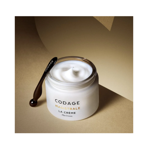 Το Jar of Codage Paris The Magistrale Cream Face Cream άνοιξε για να αποκαλύψει την κρεμώδη υφή, ιδανική για την ενυδάτωση και την αναζωογόνηση της ώριμης επιδερμίδας.