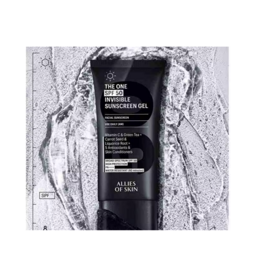 Allies of Skin SPF50 Invisible Sunscreen Gel sett á endurskinsflöt og sýnir rakagefandi og verndandi eiginleika þess.