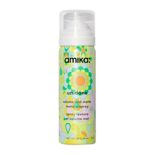 Amika Un.Done Volume and Matte Texture Spray 28g σε συμπαγή φιάλη, σχεδιασμένο για styling φιλικό προς το ταξίδι με φυσικό ματ φινίρισμα.