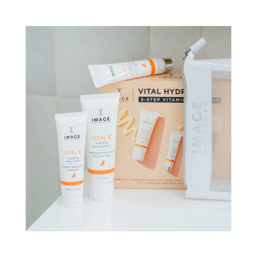 Image Skincare VITAL HYDRATION 3-vaiheinen C-vitamiinirutiini laatikon ja tuotteiden kera, täydellinen hehkuvalle iholle ja punoitusherkille alueille.