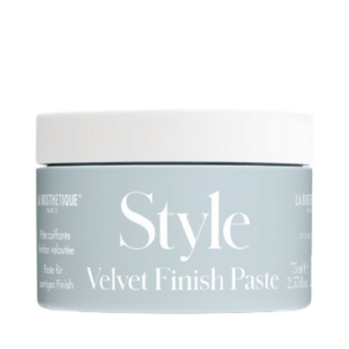 La Biosthetique Velvet Fiish Paste לעיצוב שיער בצנצנת מינימליסטית. נוסחה טבעונית עם שעוות צמחיות מציעה גימור מט משיי ואחיזה גמישה.