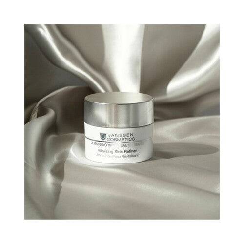 Tarro de crema Vitalizing Skin Refiner de Janssen Cosmetics sobre tejido satinado, formulada para la hidratación de rostro y cuello con ácido hialurónico y péptidos.