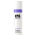 Shampoing sec sans aérosol K18 AirWash dans un emballage blanc et violet élégant, idéal pour nettoyer et rafraîchir les cheveux sans eau.