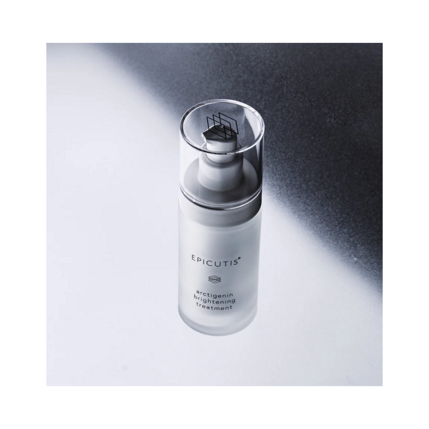 Schrägansicht der Epicutis Arctigenin Brightening Treatment-Serumflasche, die ihr elegantes Design und die aufhellenden Hautpflegevorteile hervorhebt.