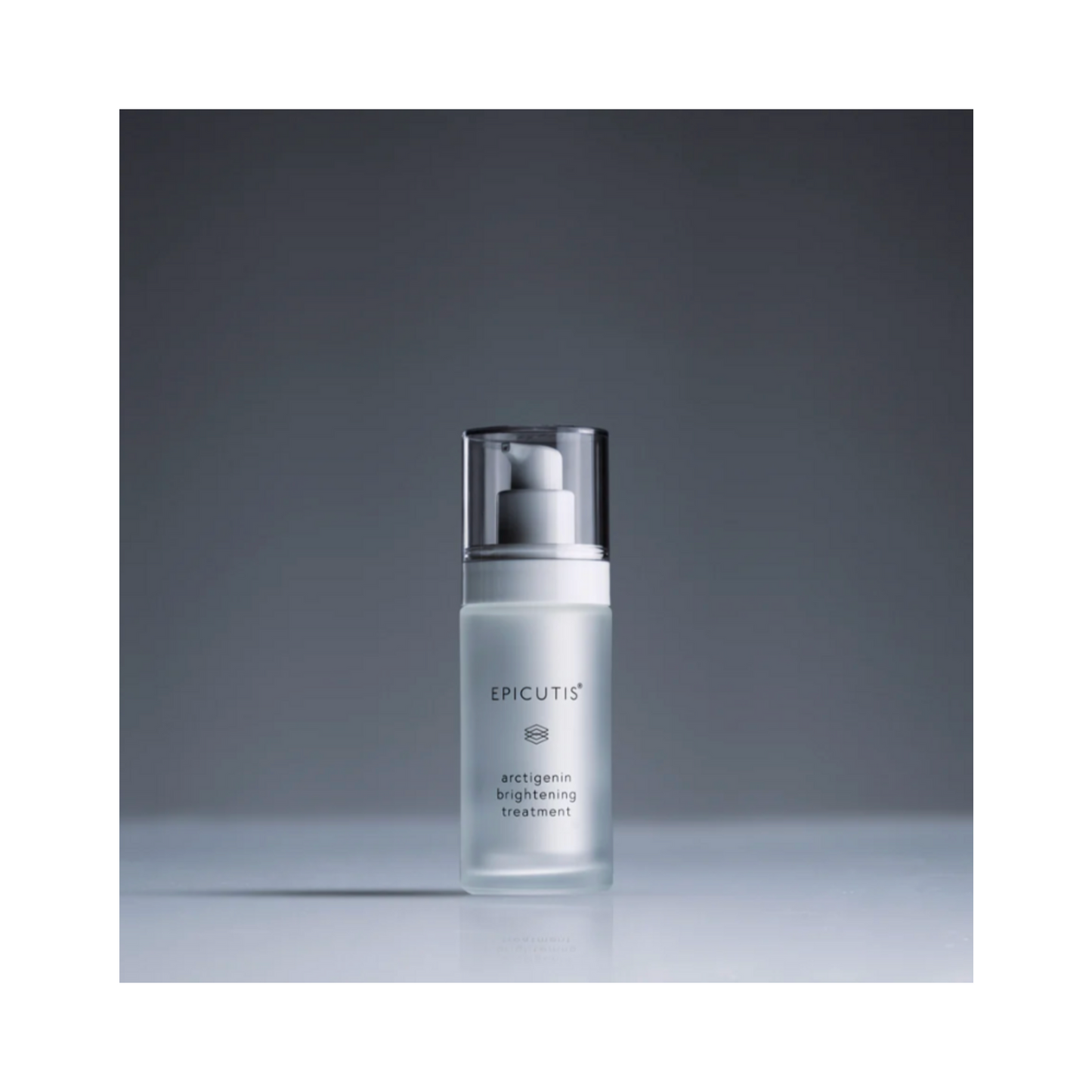 Das Gesichtsserum Epicutis Arctigenin Brightening Treatment wird bei sanftem Licht präsentiert und betont seine erstklassige Hautpflegeformulierung.