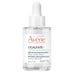 Avene Cicalfate+ Intensive Skin Restorative Serum til ansigtspleje, designet til at reparere og lindre sart hud i en slank gennemsigtig flaske.