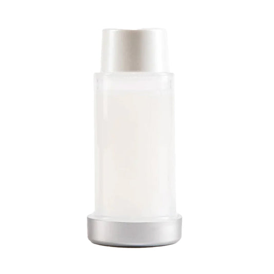 Sérum facial Plated Skin Science Daily Refill em um elegante recipiente branco e prateado para tratamento avançado de cuidados com a pele e hidratação.