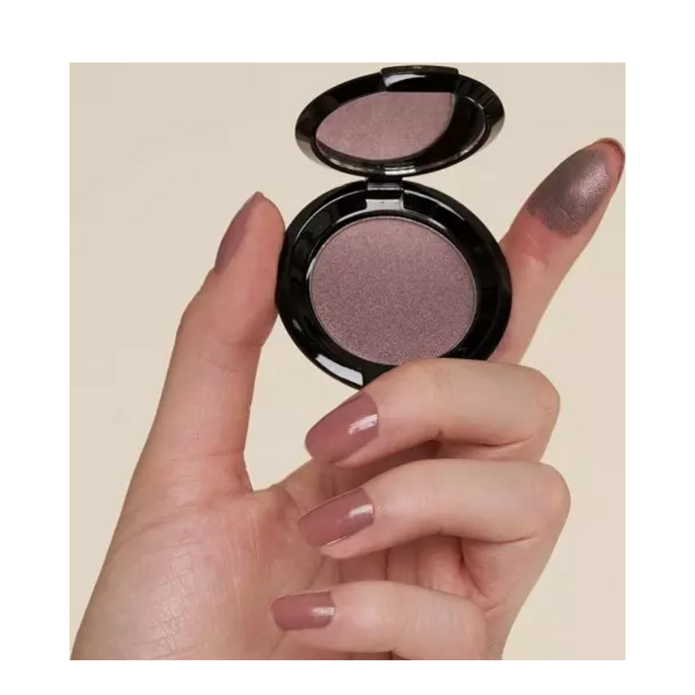 Crushed T LeClerc Eye Shadow 2.5g in bronze, highlighting its luminous finish and smooth texture.
