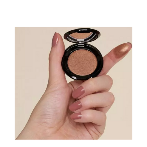 T LeClerc Eye Shadow 2.5g in green shown on fingertip, revealing its deep, metallic hue and smooth application.
