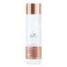 Shampooing Wella Fusion pour une réparation intense des cheveux et une protection contre la casse dans un emballage élégant blanc et or rose. Convient au nettoyage quotidien des cheveux.