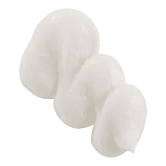 Close-up da máscara CosMedix Glow de textura branca cremosa, enriquecida com bambu e vitamina C para esfoliar e realçar o brilho da pele.