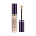 By Terry Hyaluronic Serum Concealer in una confezione elegante con applicatore a bacchetta, progettato per illuminare e nascondere la zona sotto gli occhi.