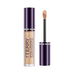 By Terry Hyaluronic Serum Concealer 5 ml in un elegante tubo viola con applicatore, progettato per una copertura del viso impeccabile e idratata.