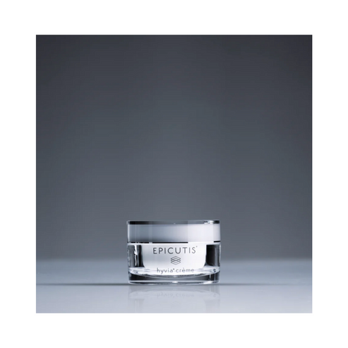 Epicutis Hyvia Creme visualizzata su una superficie riflettente con sfondo scuro. Soluzione per la cura della pelle di fascia alta per l'idratazione e il supporto della barriera cutanea.