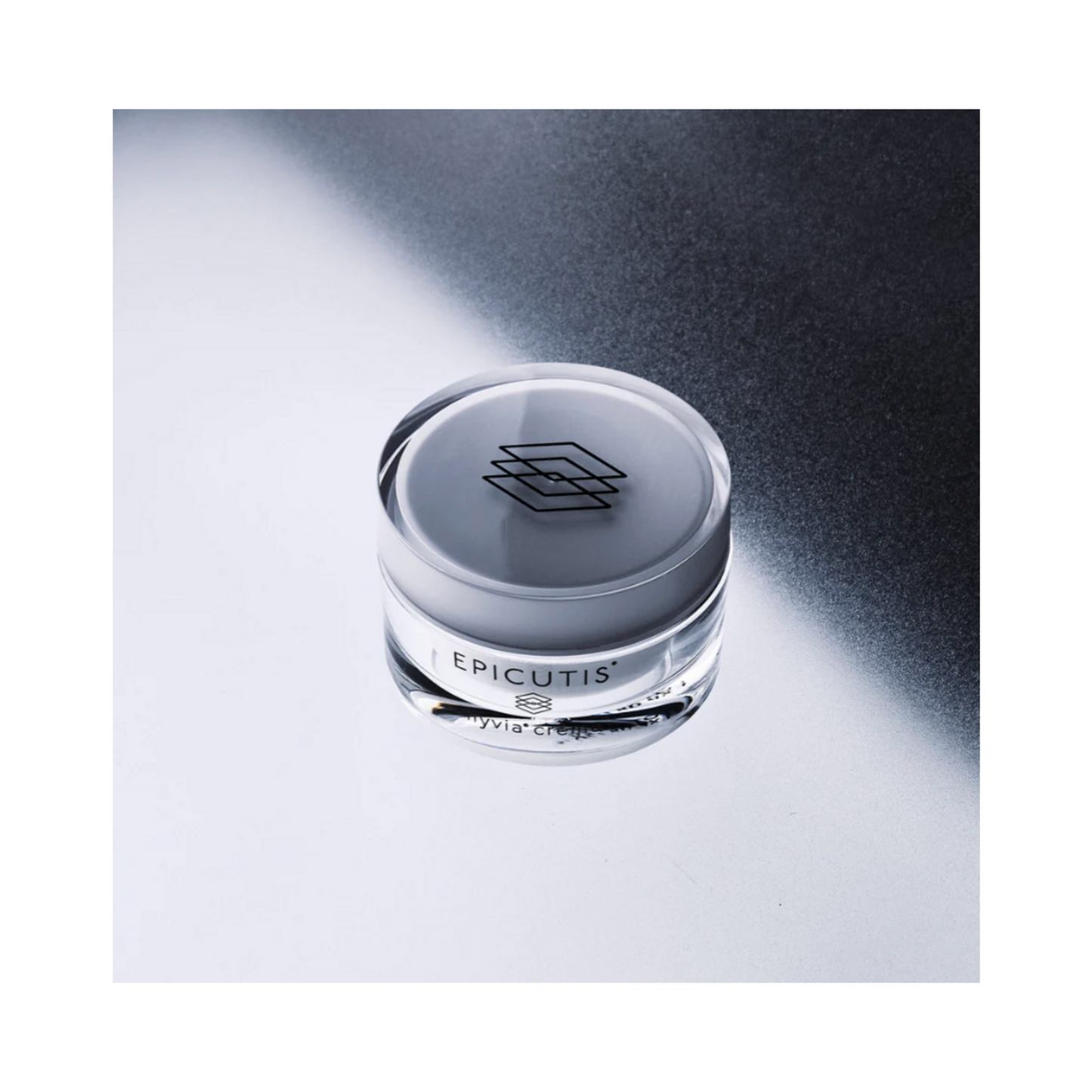 Vista dall'alto del barattolo di crema Epicutis Hyvia con logo sul coperchio. Una crema idratante ricca di estratti vegetali, supportata dalla scienza, per la cura del viso e del collo.