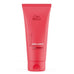 Wella Invigo Brilliance Conditioner Coarse Hair, ideell for fargebehandlet grovt hår, vist i elegant rød innpakning for hårpleierutiner.