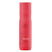 Seampú Brilliance Wella Invigo - buidéal dearg 250ml deartha do ghruaig dathchóireáilte, gnáth go mín. Feabhsaíonn beogacht agus glanann sé go réidh.