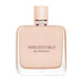 Givenchy Irresistible Nude Velvet EDP en un frasco minimalista en tono rubor, que ofrece una lujosa fragancia floral con acordes de rosa, iris y almendra.