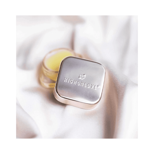 High on Love Lippenbalsam in rosa Box mit roségoldenem Deckel